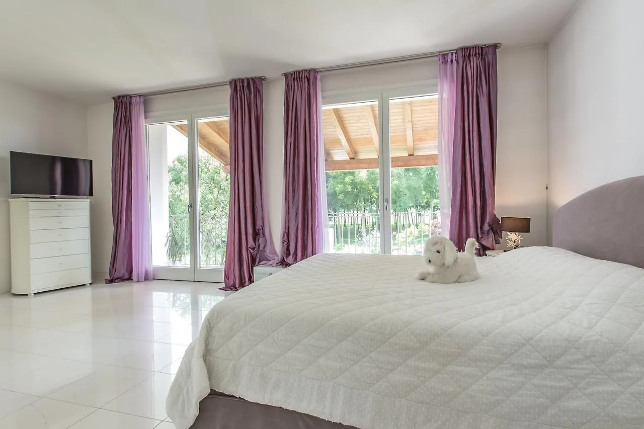 Pool & Garden Villa Lelia 미라노 B&B